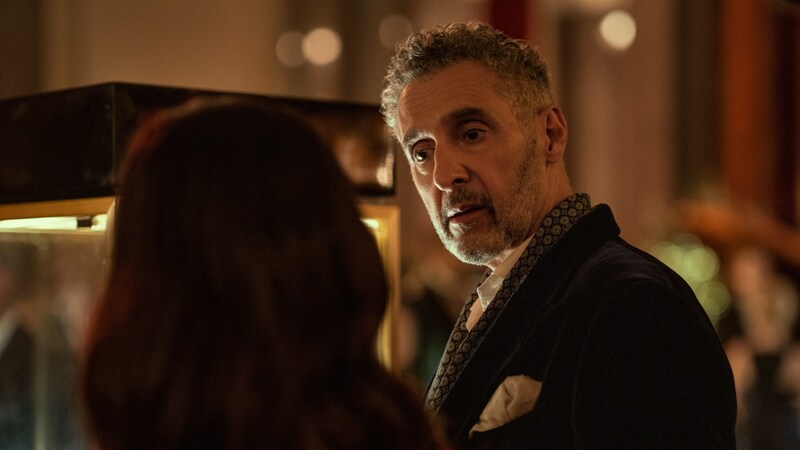 Zahlreiche Gastauftritte, wie Kult-Schauspieler John Turturro als exzentrischer Milliardär, kommen gekonnt zum Einsatz. (Bild: Amazon MGM Studios)