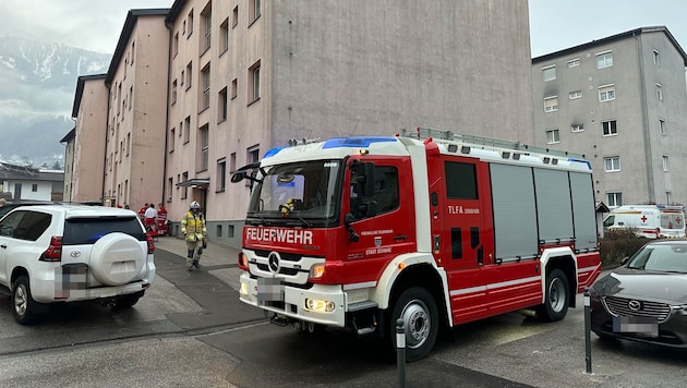 Die Stadtfeuerwehr Schwaz evakuierte die Bewohner und belüftete die Wohnungen. (Bild: zoom.tirol, Krone KREATIV)