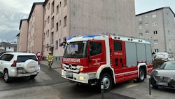 Die Stadtfeuerwehr Schwaz evakuierte die Bewohner und belüftete die Wohnungen. (Bild: zoom.tirol, Krone KREATIV)