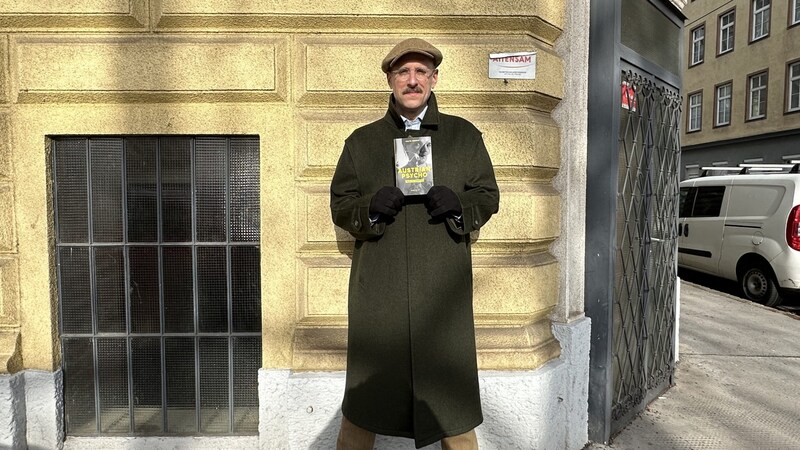 Autor und Journalist Malte Herwig an jener Ecke in Wien, wo Jack Unterweger am ehemaligen Straßenstrich auf der Felberstraße nach seinem nächsten Opfer suchte. (Bild: krone.tv)