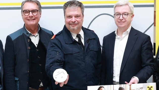 Feuerwehr und Raiffeisenbank sponsern in Gloggnitz für jedes Neugeborene einen Rauchmelder. (Bild: Feuerwehr Gloggnitz)