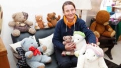 Jeder Bär wird von Hand gefertigt. Wolle, Stricknadeln, Füllmaterial, Gelenke, Glasaugen und ein Namenstaferl - aus all diesen Teilen entsteht der „Mama-Bär“ (Bild: Reichard Judt)