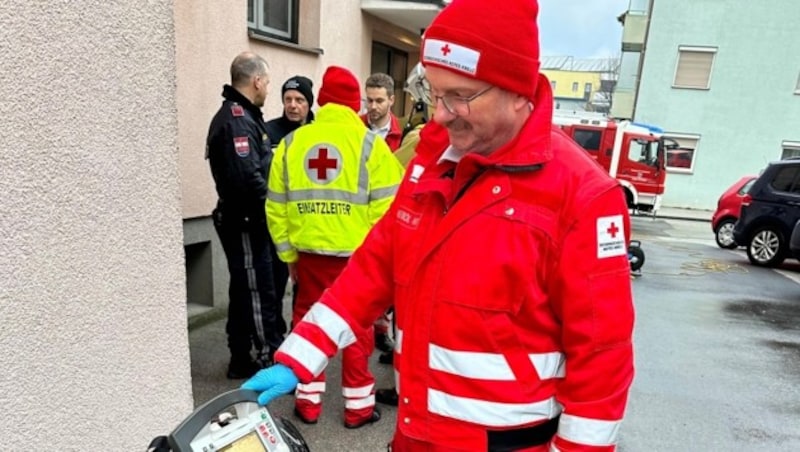 Das Rote Kreuz versorgte Hausbewohner vor Ort. (Bild: ZOOM.TIROL)