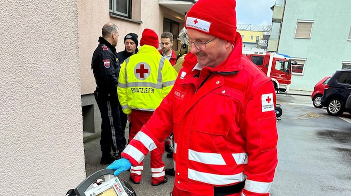 Das Rote Kreuz versorgte Hausbewohner vor Ort.