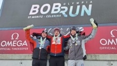 Noah Kallan strahlte mit seinen Kollegen am Podium: Kaspars Rinks (Mi.), Leon Haselrieder (re.). (Bild: zVg)