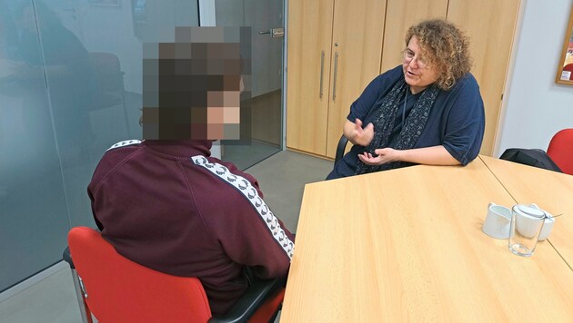 The then 13-year-old's criminal career began with burglaries as a test of courage. Here in conversation with Neustart manager Susanne Pekler. The probation service was the Styrian's salvation. (Bild: Stockner, Krone KREATIV)