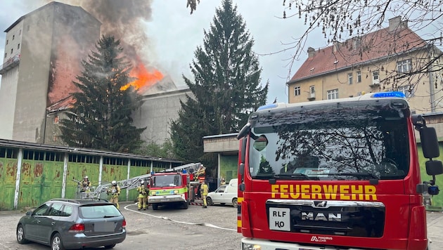 Einer der größten Einsätze der Berufsfeuerwehr in jüngster Zeit: der Brand der Rösselmühle vor einem Jahr  (Bild: Christian Jauschowetz, Krone KREATIV)