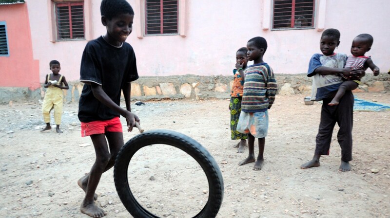 Dreister Umweltfrevel trotz Kinderlachen: Europäische Altreifen landen seit Jahren in afrikanischen Ländern. (Bild: TYLLE,YANNICK)