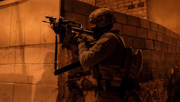 Egy izraeli katona akcióban a Gázai övezetben (szimbolikus kép) (Bild: APA/AFP/Israeli Army)
