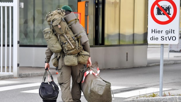 Der Soldat tauchte während einer Waffenübung am Fliegerhorst Vogler in Hörsching unter und wurde jetzt als Deserteur verurteilt (Symbolbild) (Bild: Dostal Harald)