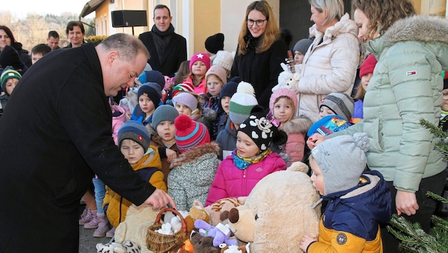 Pfarrer Markus Lehr segnete auch Kuscheltiere (Bild: Josef Fürbass)