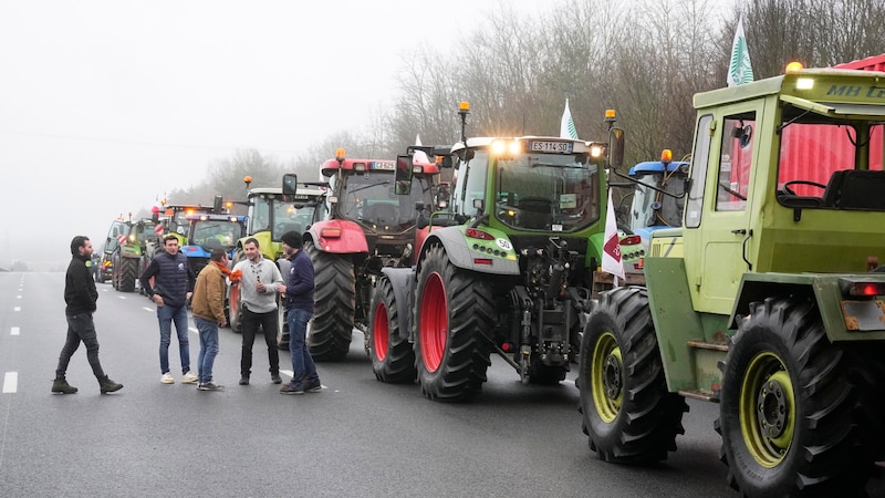 Landwirte in Les Ulis, südlich von Paris (Bild: AP)