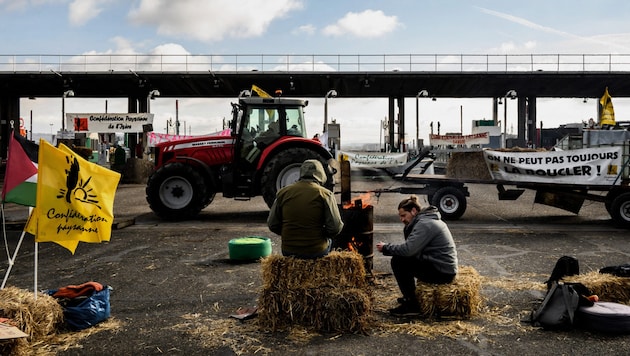 Hükümetin verdiği tavizlerin ardından Fransa'daki çiftçi protestoları azalıyor. (Bild: AFP)
