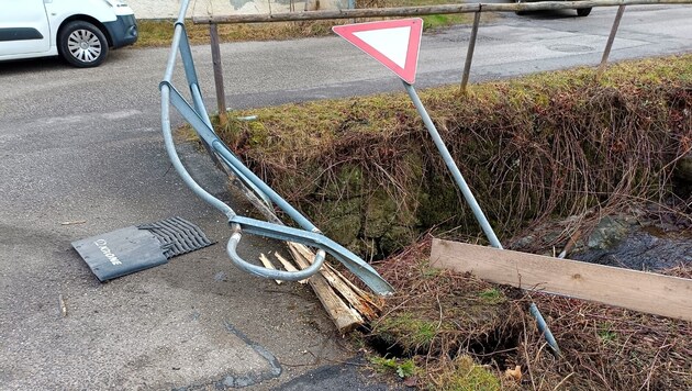Obie barierki zostały wyrwane z zakotwiczenia i zdeformowane, a znak drogowy również został uszkodzony. (Bild: Pressefoto Scharinger © Daniel Scharinger)