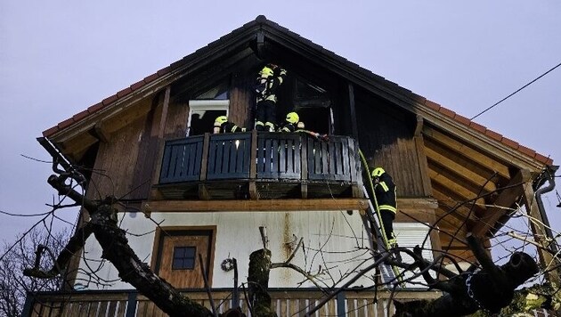 Die Holzfassade des Hauses fing Feuer.