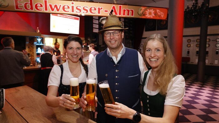 Veranstalter Reinhard Doppler gönnte sich mit Linda ein Vroni ein erfrischendes Bier