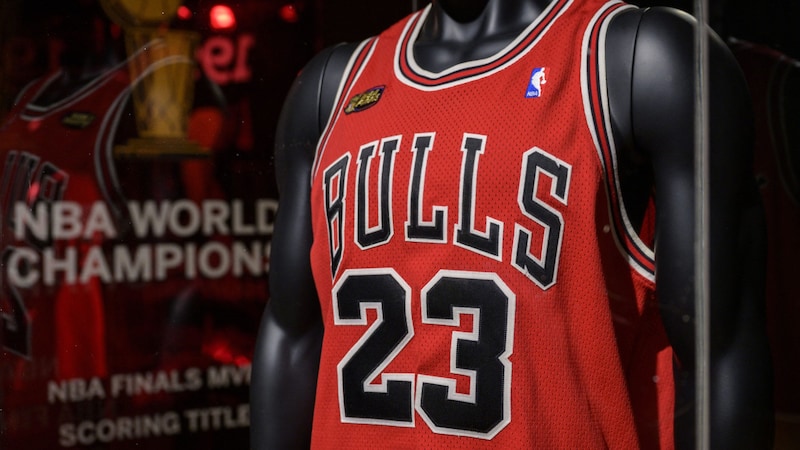 Jordans 1998 getragenes Chicago-Bulls-Trikot erzielte bei einer Auktion 2022 unglaubliche 10,1 Millionen Dollar. (Bild: ANGELA WEISS / AFP)