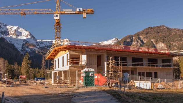 Der Rohbau das neuen Haupthauses für das Campingresort im Stodertal steht. Offen ist, wie es mit dem Bau weitergeht. (Bild: Haijes Jack)