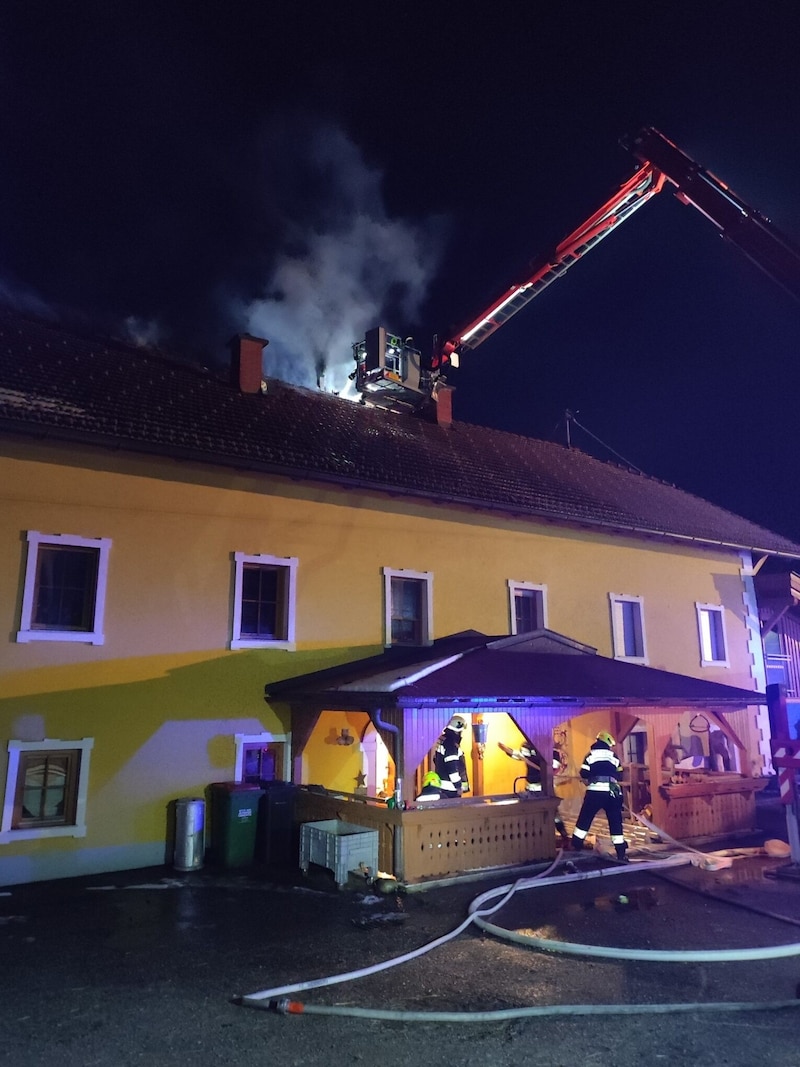 Zu einem Dachstuhlbrand in Kletschach bei Wernberg rückten Samstagfrüh 80 Feuerwehrleute aus. (Bild: FF Föderlach und ÖA-Team BFKdo Villach Land)