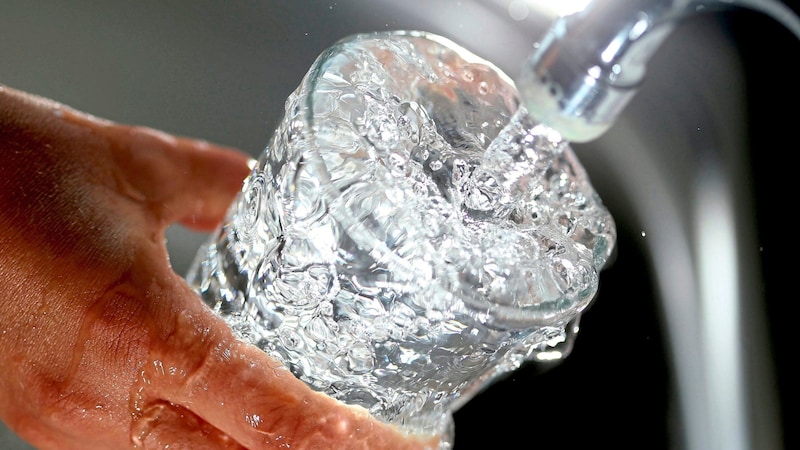 Contrary to many false reports, the drinking water in St. Pölten is still safe to drink, emphasizes the city. (Bild: dpa/Oliver Berg)