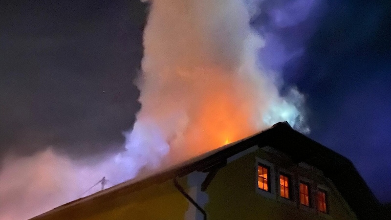 Der Hausbesitzer hatte in der Früh die Tiere versorgen wollen und dabei den Brand bemerkt. (Bild: FF Föderlach und ÖA-Team BFKdo Villach Land))