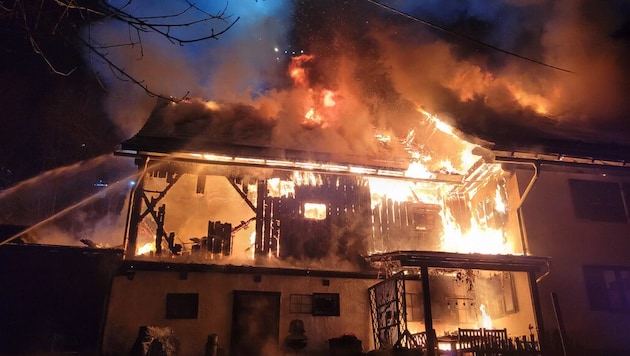 Es fing mit einem Kaminbrand an, der auf den Dachstuhl und schließlich auf das gesamte Holzhaus in Himmelberg übergriff. (Bild: FF Himmelberg)