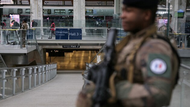 Bıçaklı saldırının ardından Gare de Lyon istasyonunda ağır silahlı polis devriye gezdi. (Bild: APA/AFP/Thomas Samson)