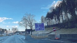 Die seit Jahren aufrechte Sperre beim Parkplatz im Oberkärntner Lendorf soll bald aufgehoben werden. Die Parkfläche wurde vor allem von Pendlern für Fahrgemeinschaften genutzt. (Bild: Elisa Aschbacher)