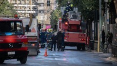 In Athen ist in der Nacht auf Samstag vor dem Arbeitsministerium im Zentrum der Stadt ein Sprengsatz explodiert. (Bild: APA/AFP/Angelos Tzortzinis)