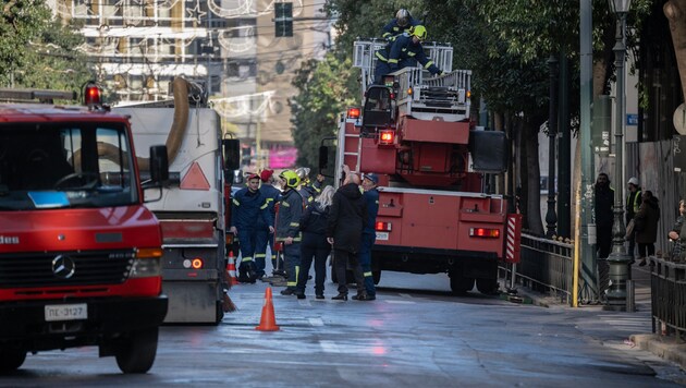 V Aténách v sobotu večer explodovalo výbušné zařízení před budovou ministerstva práce v centru města. (Bild: APA/AFP/Angelos Tzortzinis)