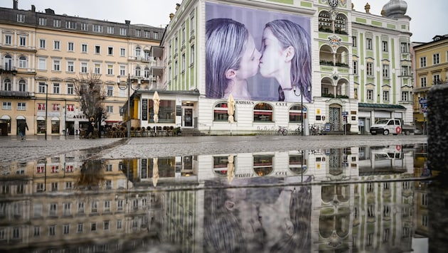 Am Rathaus in Gmunden hängen zwei sich küssende Mädchen. (Bild: Wenzel Markus)