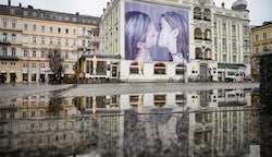 Am Rathaus in Gmunden hängen zwei sich küssende Mädchen. (Bild: Wenzel Markus)
