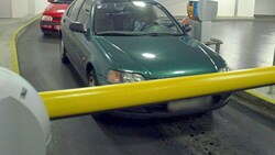 In einem Innsbrucker Parkhaus (Symbolbild) kam es Freitagabend zum kuriosen Unfall.