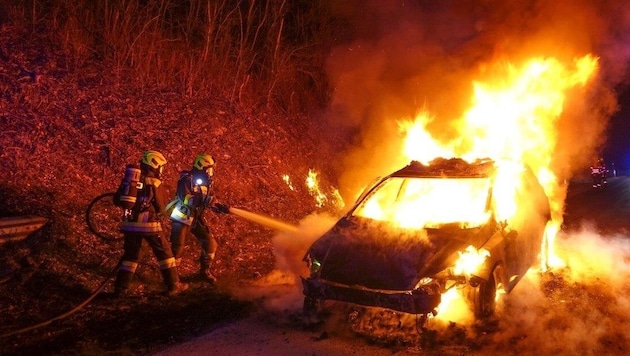 Az égő autót az A2-es autópályán találták meg Bécs felé, nem sokkal Seebenstein előtt. (Bild: Einsatzdoku)