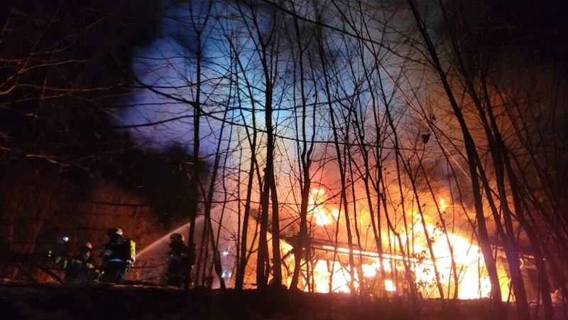 Brand in Himmelberg: Im Einsatz standen sechs Feuerwehren mit etwa 200 Feuerwehrleute und 17 Fahrzeugen, vier Polizeistreifen, die Straßenmeisterei Feldkirchen, das Rote Kreuz und Kärnten Netz. (Bild: FF Feldkirchen)