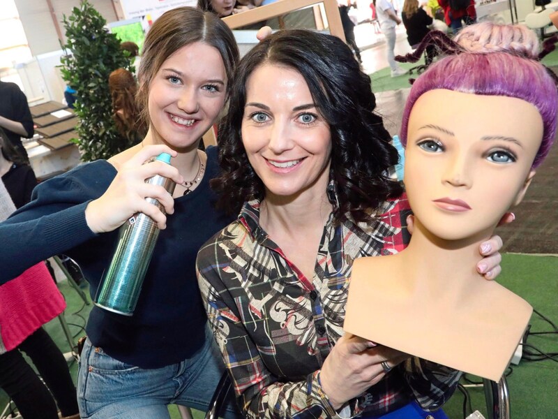 Denise versucht sich als Friseurin bei ihrer Mama Nadine. (Bild: Uta Rojsek-Wiedergut)