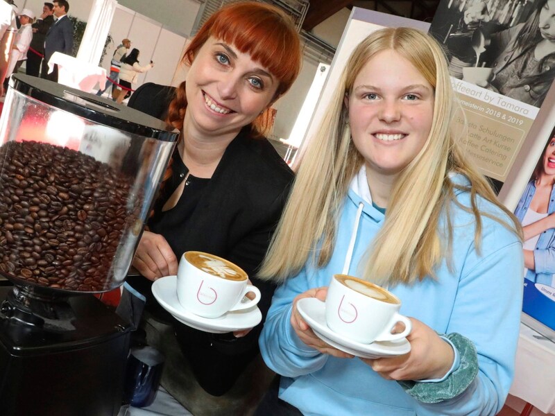 Neben vielen leckeren Speisen, wird man auch mit Kaffee versorgt. (Bild: Uta Rojsek-Wiedergut)