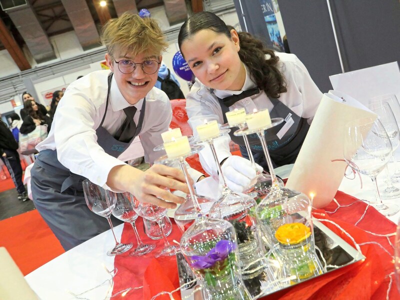 Frische Drinks wurden von den Lehrlingen gezaubert. (Bild: Uta Rojsek-Wiedergut)