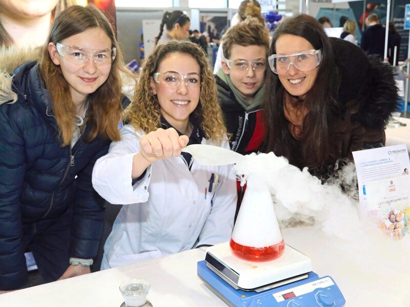 Auch die Chemie war auf der Lehrlingsmesse vertreten. (Bild: Uta Rojsek-Wiedergut)