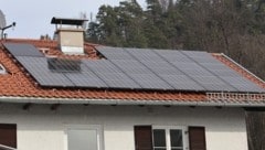 Wer eine PV-Anlage am Hausdach installiert hat, kann den überschüssigen Strom auch an Energieunternehmen außerhalb der Bundesländergrenzen verkaufen. (Bild: Birbaumer Christof)