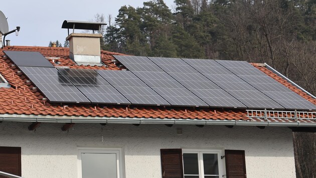 Anyone who has installed a PV system on the roof of their house can also sell the surplus electricity to energy companies outside the federal state borders. (Bild: Birbaumer Christof)