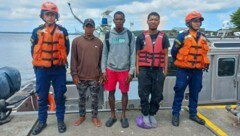 Nach elf Tagen auf ihrem manövrierunfähigen Boot sind im Pazifik vor Kolumbien drei Männer (Bildmitte) aus Panama gerettet worden. (Bild: AFP)