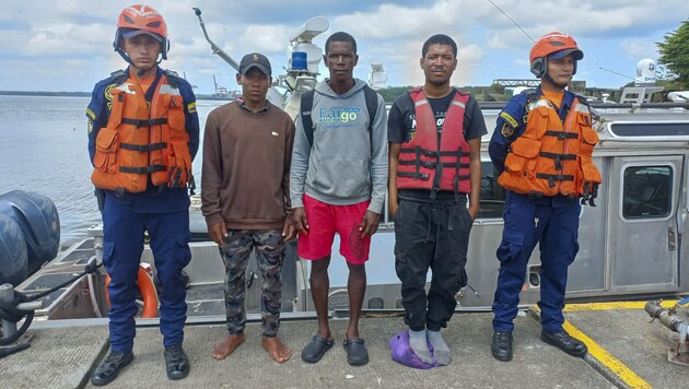 Tizenegy nap után a manőverezésre alkalmatlan csónakjukon három panamai férfit (középen) kimentettek a Csendes-óceánból Kolumbia partjainál. (Bild: AFP)