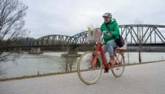 Auf der bestehenden Eisenbahnbrücke zwischen Krems und Mautern bzw. Furth soll ein Fuß- und Radweg entstehen. (Bild: Molnar Attila)