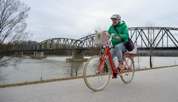 Auf der bestehenden Eisenbahnbrücke zwischen Krems und Mautern bzw. Furth soll ein Fuß- und Radweg entstehen. (Bild: Molnar Attila)