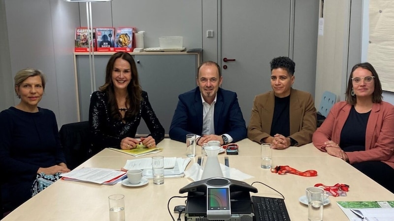 Eva Persy, Maggie Entenfellner, Josef Hechenberger, Faika El-Nagashi und Eva Rosenberg beim runden Tisch in der „Krone“ (v.l.n.r.) (Bild: Katharina Lattermann)