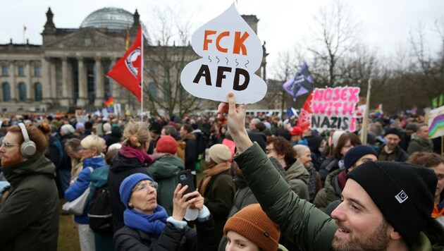 Tüntetők a Reichstag épülete előtt a berlini Platz der Republik téren. (Bild: AFP)