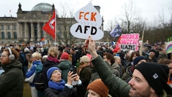 Demonstranten vor dem Reichstagsgebäude am Platz der Republik in Berlin (Bild: AFP)