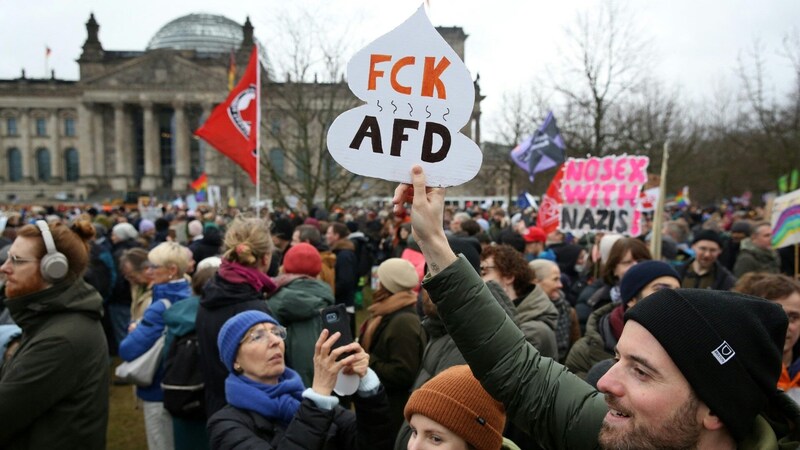 Demonstranten vor dem Reichstagsgebäude am Platz der Republik in Berlin (Bild: AFP)