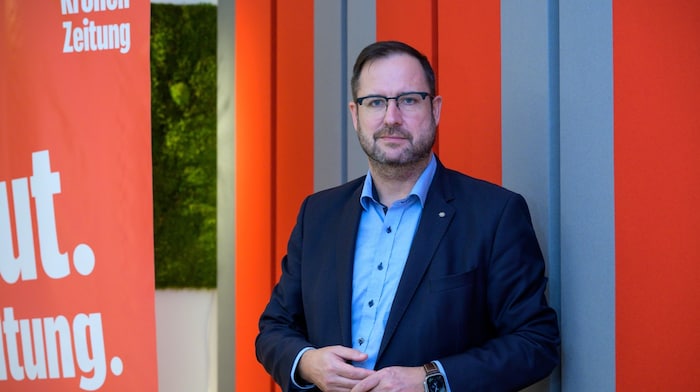 FPÖ-Generalsekretär Hafenecker bezeichnet den Verkauf von Gleisen im „Krone“-Gespräch als ...